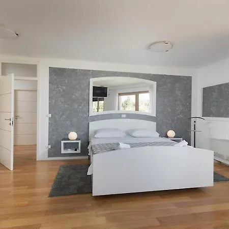 Apartment Larissa On The Makarska